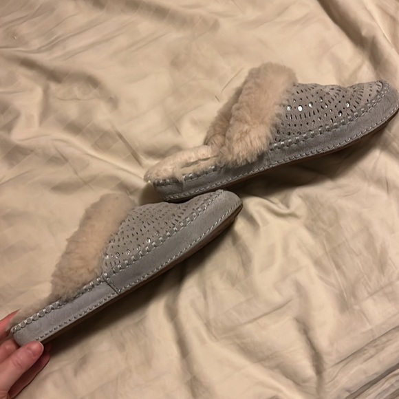 Ugg Aira Sunshine Perf Slippers in Seal, women’s size 6 - Picture 4 of 16